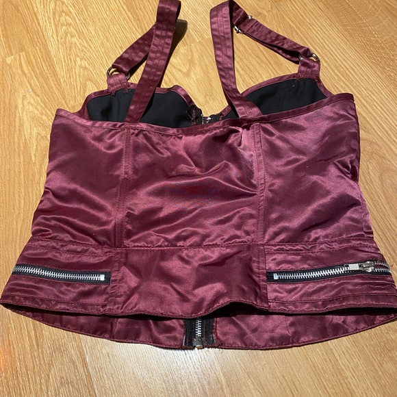 Lip service corset with hidden zipper and exposed zipper details - Picture 5 of 7